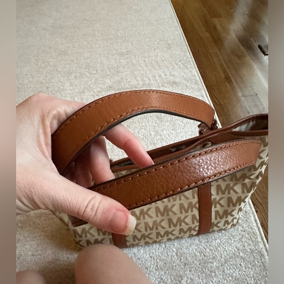 Michael kors purse - Picture 5 of 8